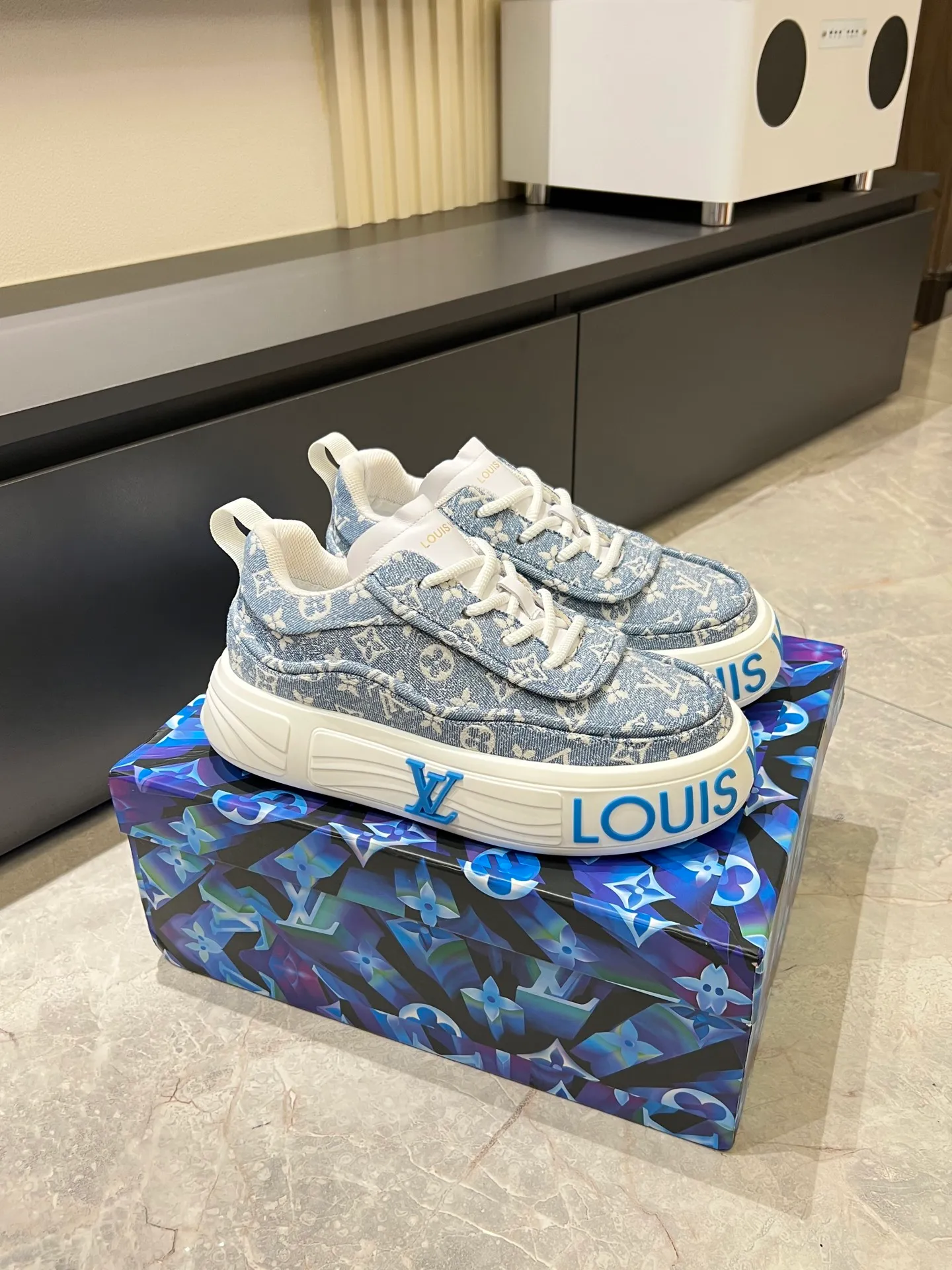 p560 "LOUI* VUITTO*" popular men's casual shoes, genuine development in Italy💯Purchase level quality✔️The upper is made of official website material first-layer cowhide, comfortable and soft sheepskin feet⚡️Fashionable and versatile. The toe last shape is firm and full, and the soles are made from LV original molds and can be freely entered and exited the counter. They are light and comfortable on the foot~purely handmade, details determine the quality! Size:39-44, (38.45 customized)